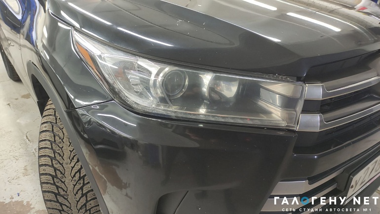 Toyota Highlander 2 - замена линз в фарах на biled модули MTF Night Assistant Progressive, восстановление прозрачности стёкол фар, шлифовка стёкол фар абразивом, бронирование фар антигравийной плёнкой
