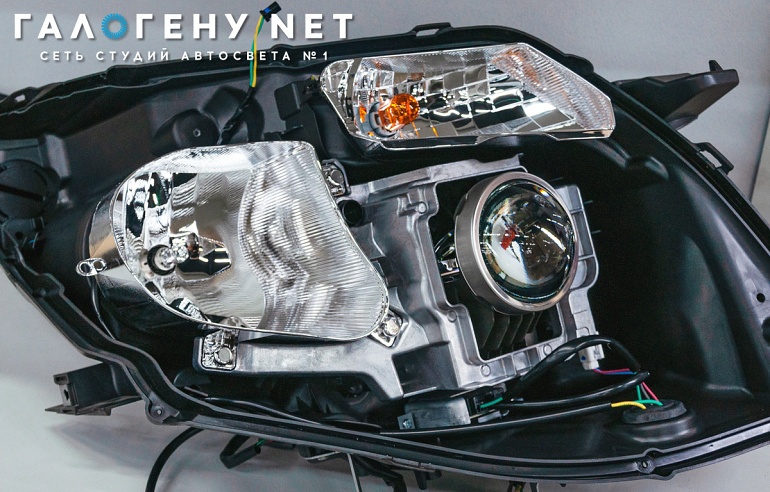 Toyota Noah — замена штатных линз в праворульном автомобиле на светодиодные модули Aozoom A3 Bi-LED, бронирование фар полиуретановой пленкой