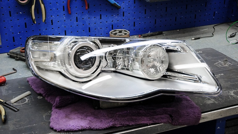 Volkswagen Touareg 2008 - замена линз на светодиодные модули, замена стекол на новые, бронь фар полиуретановой пленкой