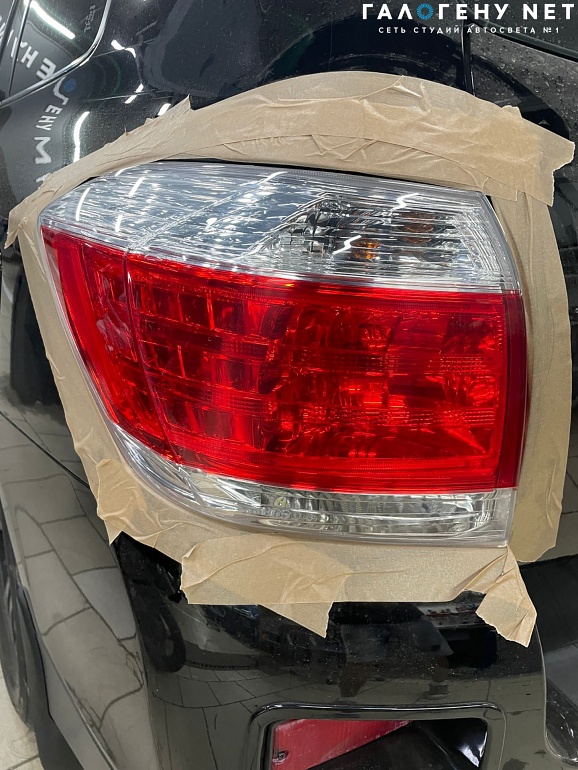 Toyota Highlander 2 рестайлинг - замена линз в фарах на bi led модули Aozoom Black Warrior, установка светодиодного модуля заднего хода Light Label Locator, шлифовка и бронирование ПТФ