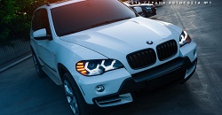 Проект авторских светодиодных ангельских глаз и LED поворотников для BMW X5, установка биксеноновых линз Hella 3R, покраска в черный мат, замена стекол