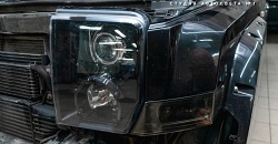 Jeep Commander — бигалогенные модули ближнего/дальнего света установленные в галогенные отражатели, покраска масок в черный глянец, тонировка фар, бронирование фар