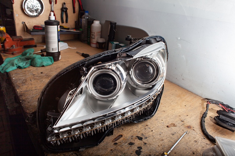 Mercedes-Benz CL - детейлинг фар изнутри, покраска масок фар в черный мат, замена ксеноновых ламп и бронь фар полиуретановой пленкой