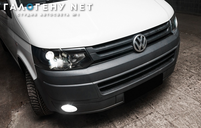 Volkswagen Multivan T5 — установка биксеноновых модулей Hella 3R в галогенный отражатель, покраска масок в черный матовый цвет, установка защитной сетки в бампер