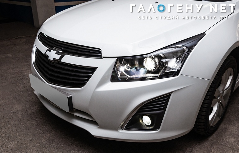 Chevrolet Cruze — установка биксеноновых линз Hella 3R в галогенный рефлектор, покраска и бронирование фар